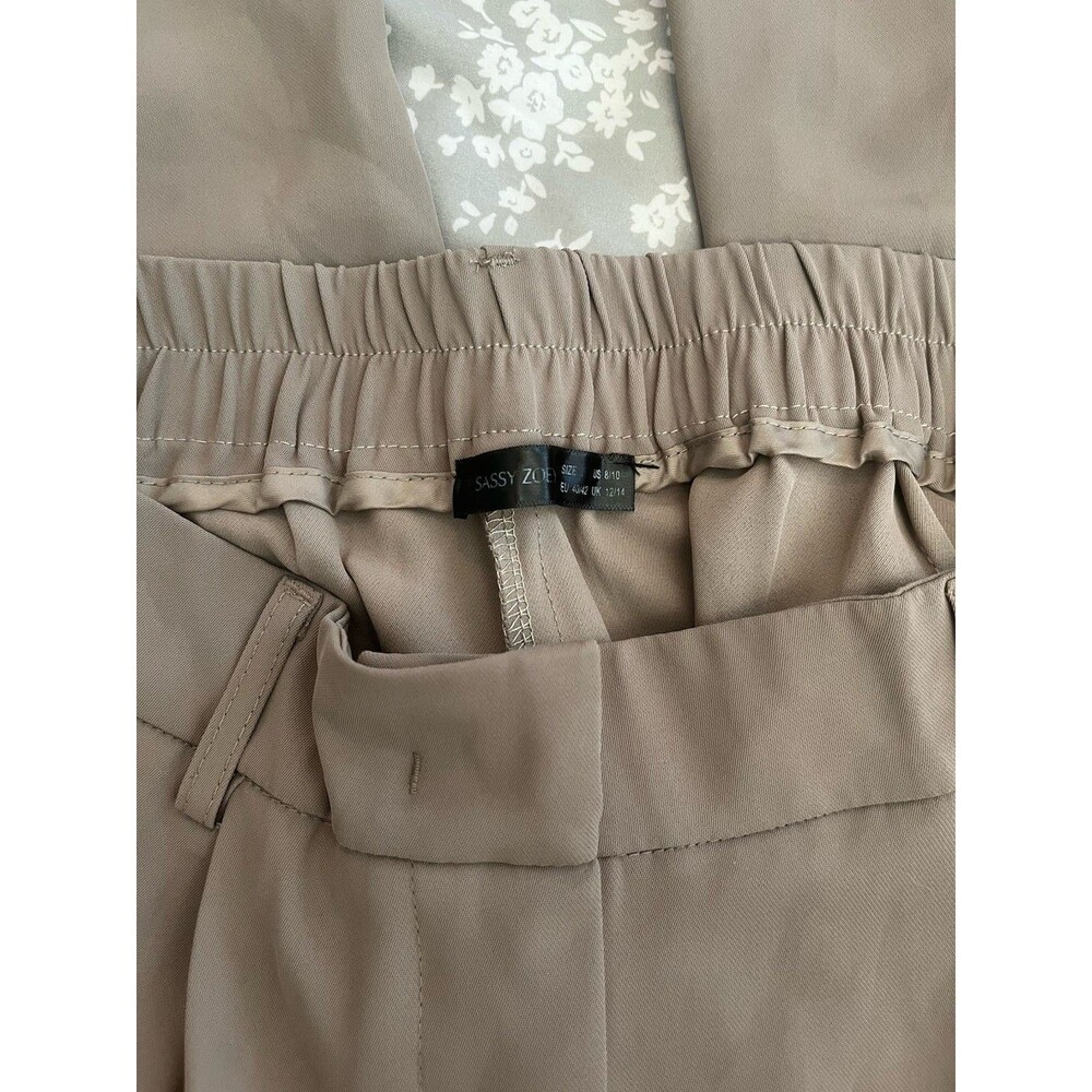 Sassy Zoe Women’s Beige Pleated Straight Leg Stretch Twill Dress Pants Size 8/10 - Picture 3 of 3